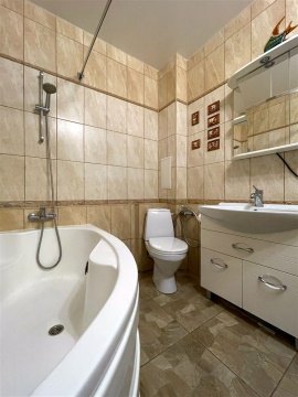 2-к квартира, 1/3 эт., 57м²