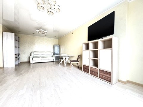 2-к квартира, 8/9 эт., 82м²