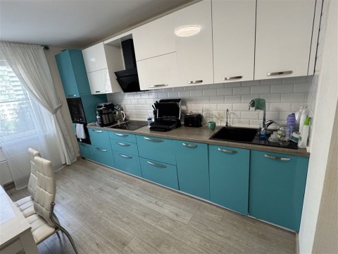 3-к квартира, 3/17 эт., 90м²