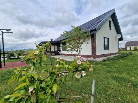 Дом 200м², участок 67 сот.